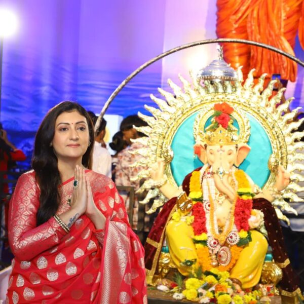 A divine start: Juhi Parmar visits iconic Parel…